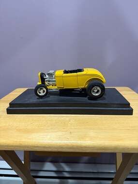 AMERICAN MUSCLE 1/18 SCALE 1932 FORD STREET ROD “YELLOW VERSION'